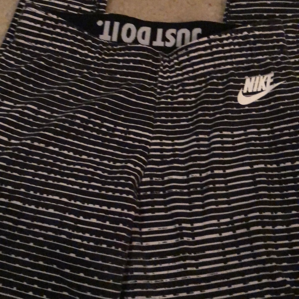 Nike Print leggings w/ elastic waistband. Size XS
